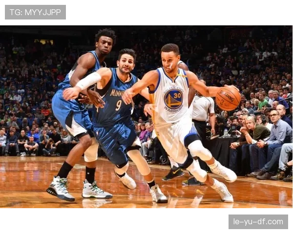 库里展现惊人弹跳 训练中上演高难度扣篮