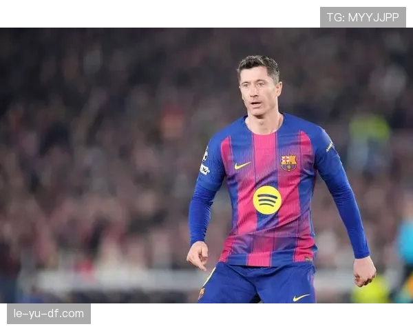 莱万多夫斯基身披巴萨9号战袍正式亮相，开启红蓝军团新篇章