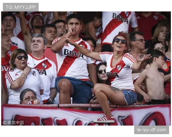 南美足球看台文化：热情与对抗共舞的独特球迷生态