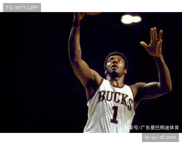 奥斯卡·罗伯特森无球跑动改变防守布局，主导进攻节奏