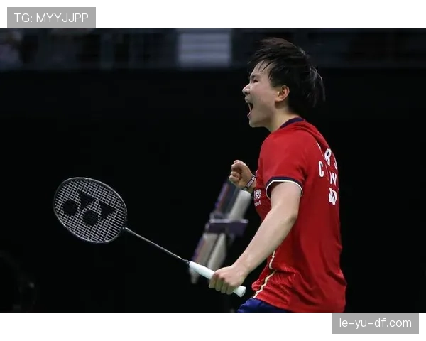 何冰娇机场照太上头，随便一动都像代言人，谁还记得她在场上的样子